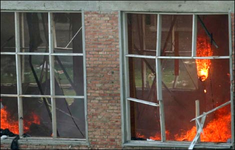 Вид с пятиэтажки №41 по Школьному переулку. Пожар разгорается в восточной части спортзала